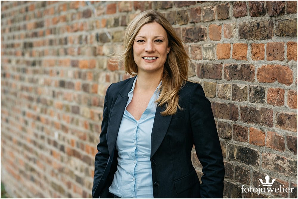 Businessfotos Köln - Frau mit Blazer Outdoor