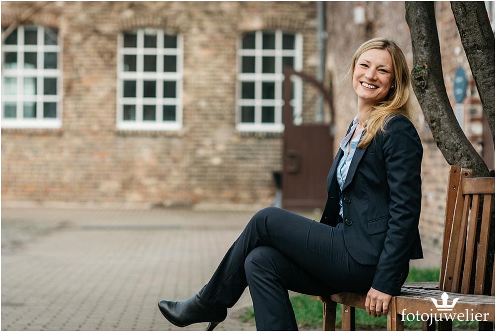 Businessfotos Köln - Frau mit Blazer Outdoor