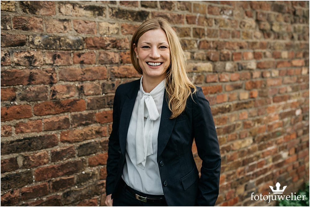 Businessfotos Köln - Frau mit Blazer Outdoor