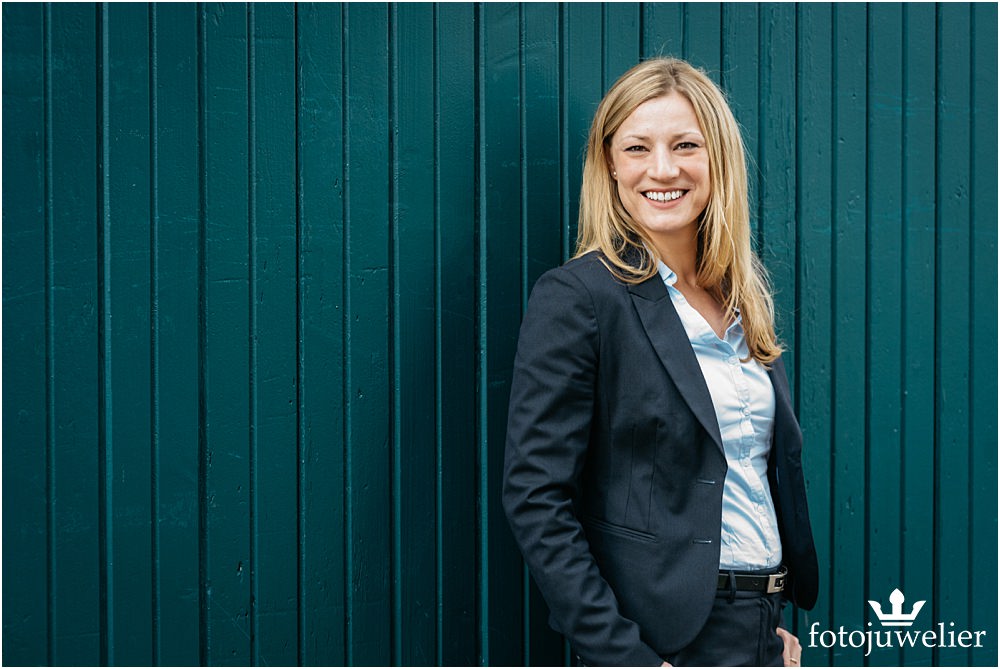 Businessfotos Köln - Frau mit Blazer Outdoor