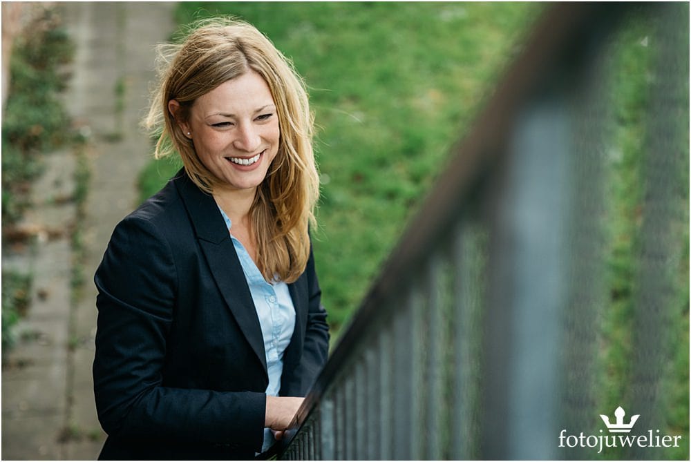 Businessfotos Köln - Frau mit Blazer Outdoor