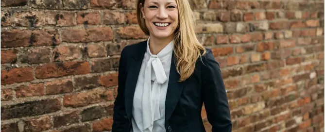 Businessfotos Köln - Frau mit Blazer Outdoor