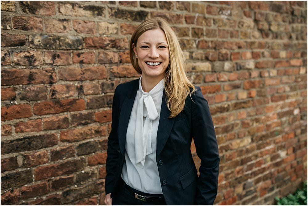 Businessfotos Köln - Frau mit Blazer Outdoor