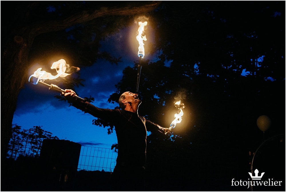 Eventfotos vom Eventfotograf - Feuershow "Der Lemmi" - Mann mit drei Fackeln
