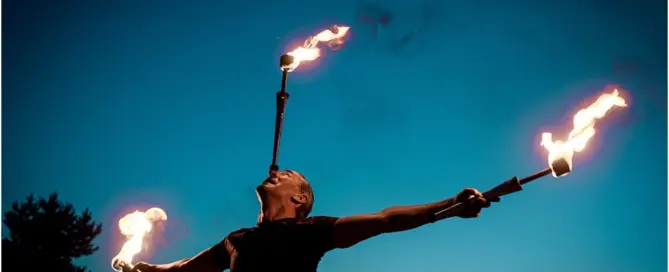 Eventfotos vom Eventfotograf - Feuershow "Der Lemmi" - Mann mit drei Fackeln